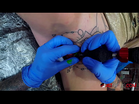 ❤️ Fìor tattooed hottie Sully Savage fhuair tattoo air a clitoris ❤❌ Bhidio anal leinn ﹏
